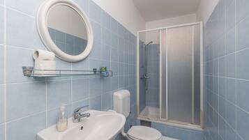 Apartment (1Bedroom Suite,Balcony, Sea view) | Bathroom | Shower, towels