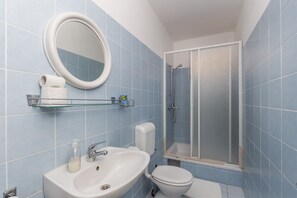 Apartment (1Bedroom Suite,Balcony, Sea view) | Bathroom | Shower, towels - Beautiful Nest Rooms (Dubrovnik)