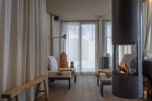 カップル用トリートメントルーム、サウナ、スチームサウナ、温泉 / 鉱泉、ボディ トリートメント、ホットストーンマッサージ