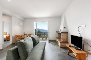 Familienapartment, Mehrere Schlafzimmer, Bergseite (Bellevue Modern Apartment 6) | Wohnzimmer | 21-Zoll-Flachbildfernseher mit Satellitenempfang, Fernseher