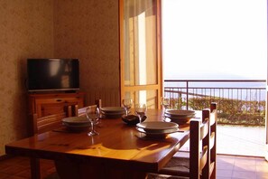 Kühlschrank, Mikrowelle, Herdplatte, Wasserkocher mit Kaffee-/Teezubehör