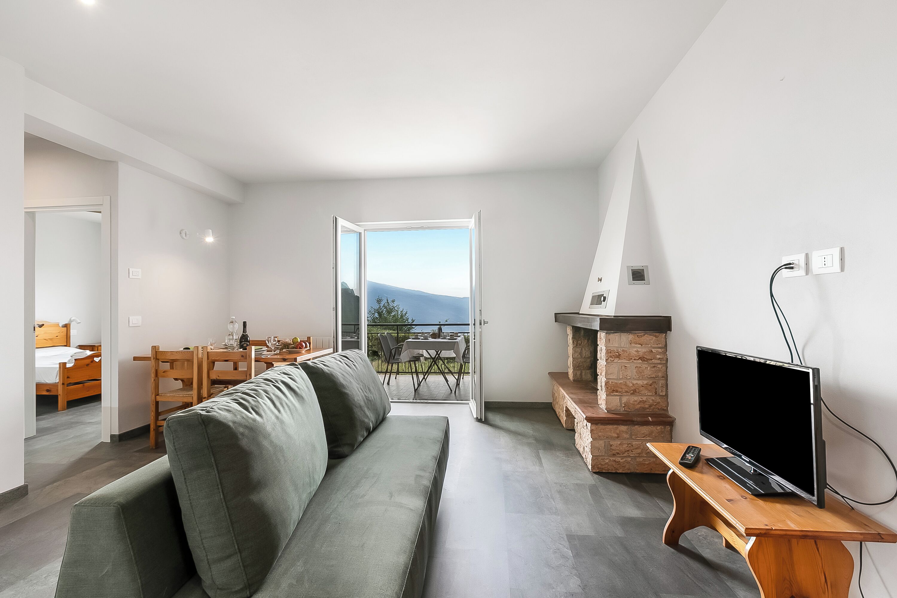 Familjelägenhet - flera sovrum - intill bergen (Bellevue Modern Apartment 6) | Vardagsrum | 21-tums platt-tv med satellitkanaler och tv