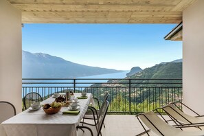 Family Apartment, 2 Bedrooms, Mountainside (Bellevue Modern Apartment 9) | Balcony