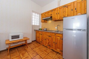 Kühlschrank, Mikrowelle, Herdplatte, Wasserkocher mit Kaffee-/Teezubehör