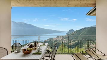 Family Apartment, 2 Bedrooms, Balcony, Mountainside (Bellevue Modern Apartment 9) | Balcony