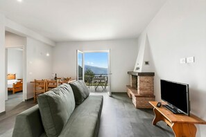 Apartamento família, vários quartos, ao lado da montanha (Bellevue Modern Apartment 10) | Área de estar | TV de tela plana 21 polegadas com canais via satélite, TV