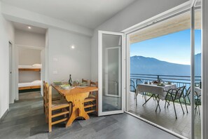 Departamento familiar, 2 habitaciones, junto a la montaña (Bellevue Modern Apartment 9) | Área de sala de estar | Televisión de pantalla plana de 21 pulgadas con canales vía satélite 