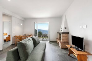 家庭公寓, 多间卧室, 山腰 (Bellevue Modern Apartment 9) | 起居区 | 21-英寸纯平电视 （配备卫星频道）、电视