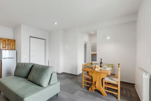 Familie appartement, meerdere slaapkamers, uitzicht op gebergte (Bellevue Modern Apartment 10) | Woonruimte | Een 21-inch flatscreentelevisie met satellietzenders en een televisie