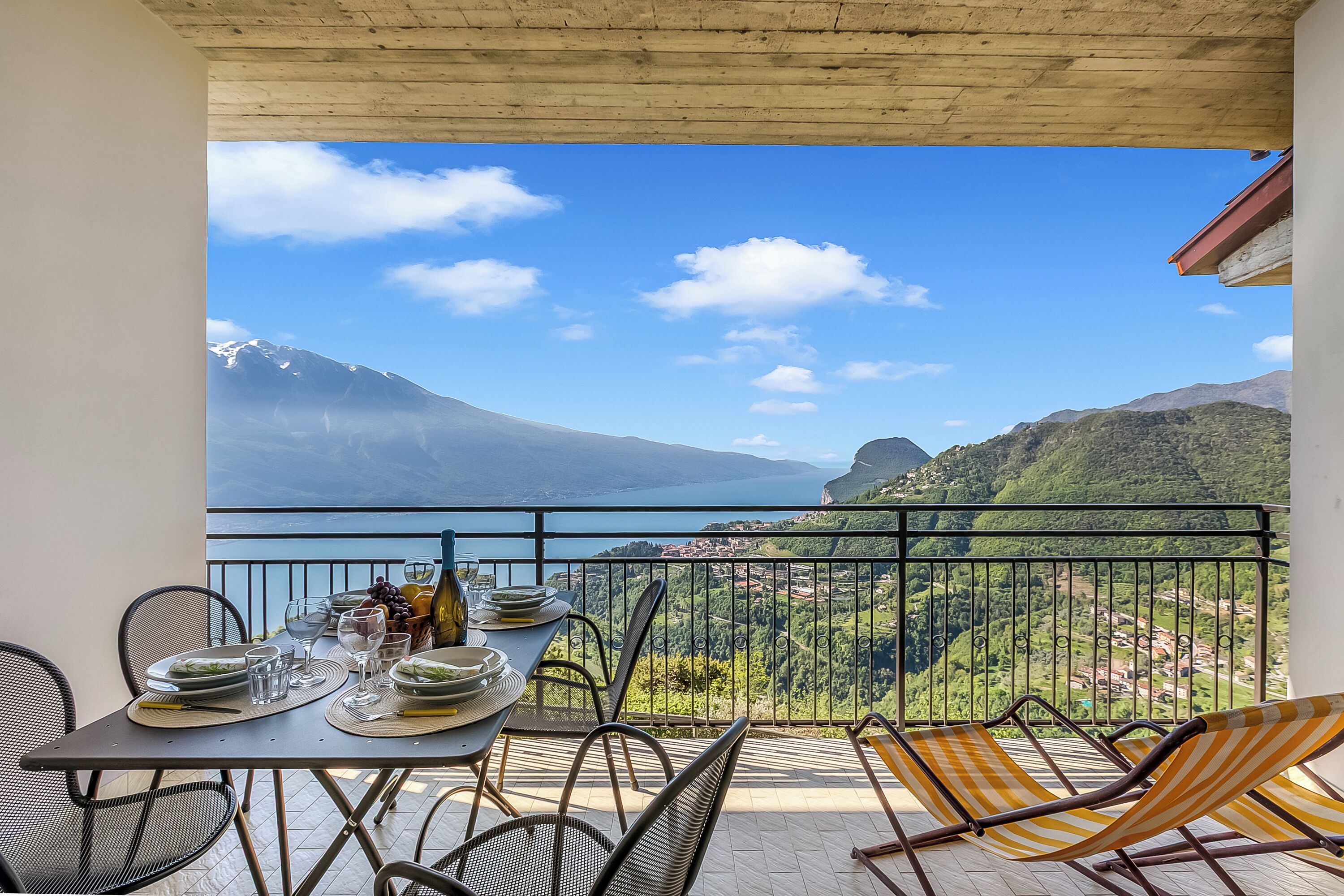 Family Apartment, Multiple Bedrooms, Mountainside (Bellevue Modern Apartment 8) | Outdoor dining