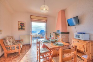 Appartamento familiare, camere multiple, lato montagna (Residence Bellevue 3) | Area soggiorno | TV a schermo piatto 21 pollici con canali satellitari, TV