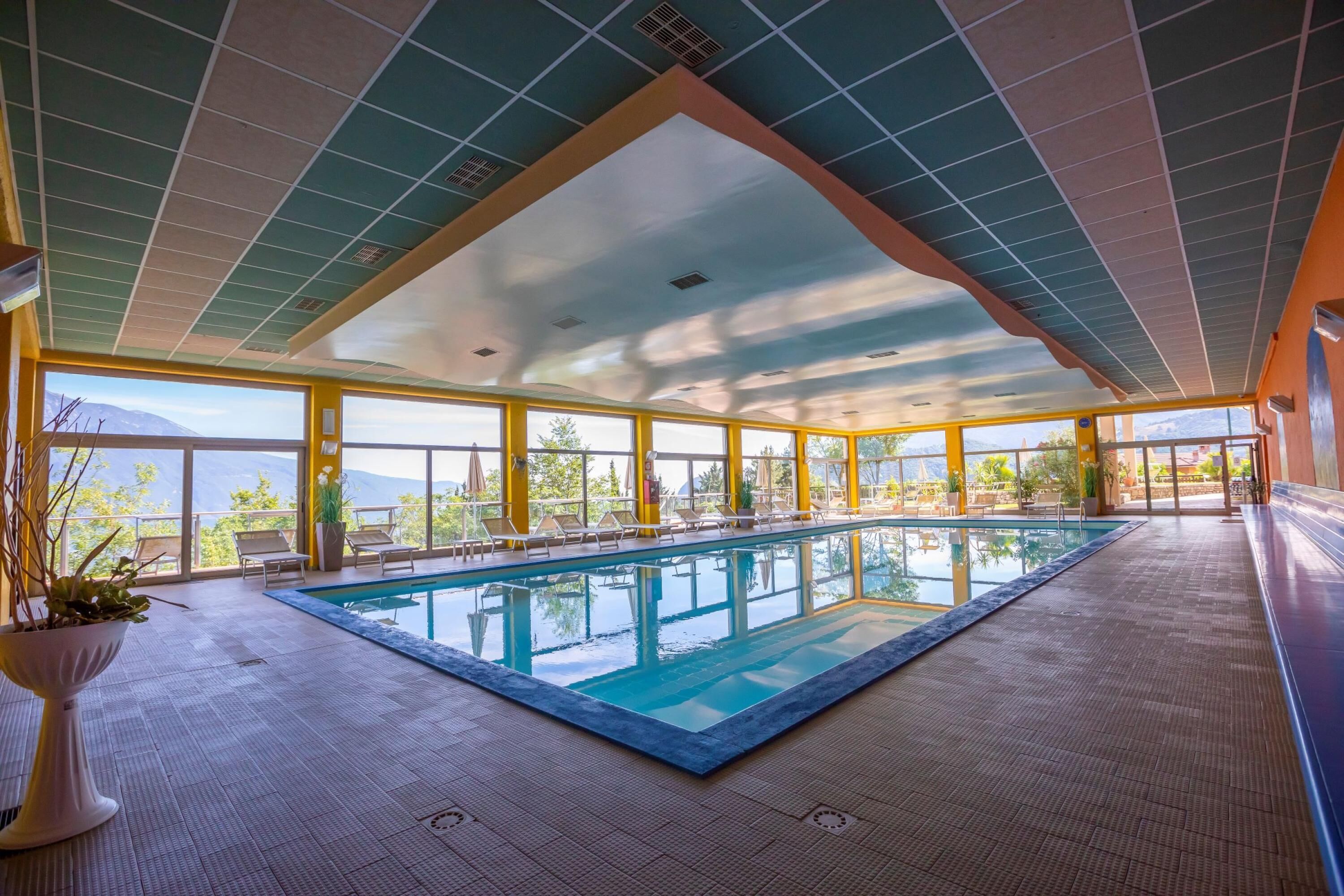 Una piscina al aire libre de temporada