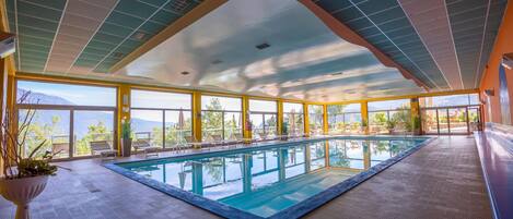 Una piscina al aire libre de temporada