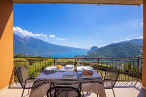 Familienapartment, Mehrere Schlafzimmer, Bergseite (Residence Bellevue 1) | Speisen im Freien