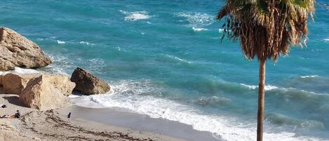 Plage à proximité, chaises longues, serviettes de plage