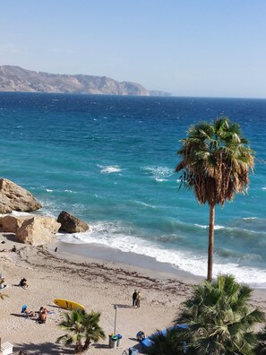 Una spiaggia nelle vicinanze, lettini da mare, teli da spiaggia