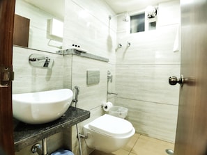 Regadera y amenidades de baño gratuitas