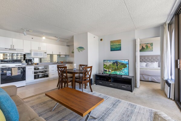 Condo, 1 quarto | Área de estar | Smart TV