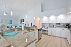 Fridge, microwave, oven, stovetop - Villa Treasure Island - Beautifully Renovated Private Pool Home w/ Hottub (Bradenton)