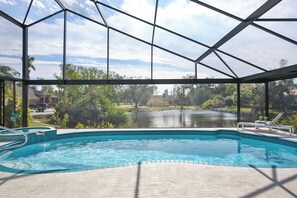 Una piscina riscaldata, lettini