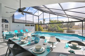 Outdoor dining - Villa Treasure Island - Beautifully Renovated Private Pool Home w/ Hottub (Bradenton)