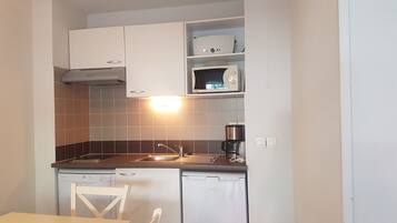 Kühlschrank, Mikrowelle, Herdplatte, Geschirrspüler