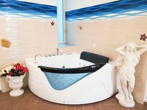 Douche, baignoire à jets, sèche-cheveux, bidet