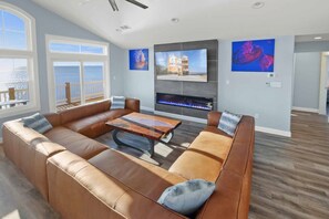 Televisión, chimenea, videojuegos y reproductor de DVD
