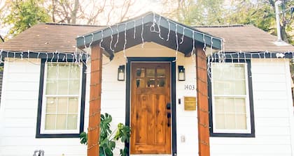 The Boho Cottage Minutes to Downtown Austin and The Lake