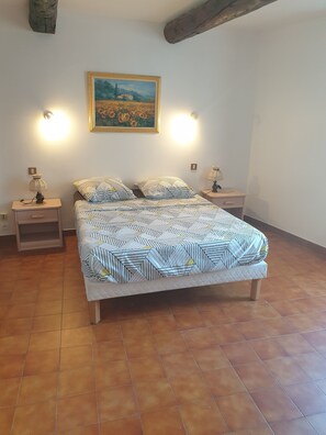 2 bedrooms, iron/ironing board, bed sheets