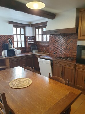 Een koelkast, een microgolfoven, een oven, een kookplaat