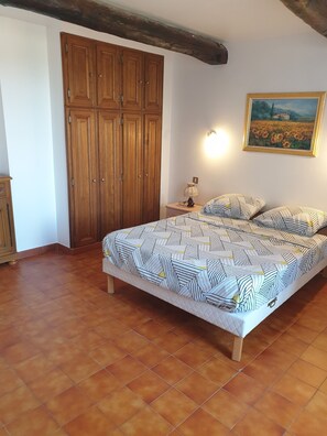 2 slaapkamers, een strijkplank/strijkijzer, beddengoed