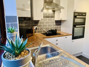 City House | Private kitchen | Full-size fridge, microwave, oven, stovetop - SA Today St Margarets Court Taunton with Fibre Wi-Fi & Netflix (Taunton)
