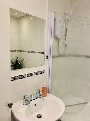 City House | Bathroom | Combined shower/bathtub, towels - SA Today St Margarets Court Taunton with Fibre Wi-Fi & Netflix (Taunton)