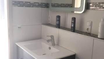 Douche, serviettes fournies, savon, papier toilette