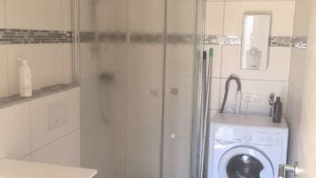 Dusche, Handtücher, Seife, Toilettenpapier
