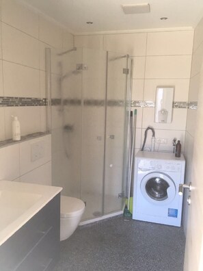 Shower, towels, soap, toilet paper - Holiday apartment North (WA325) (Wackersdorf)