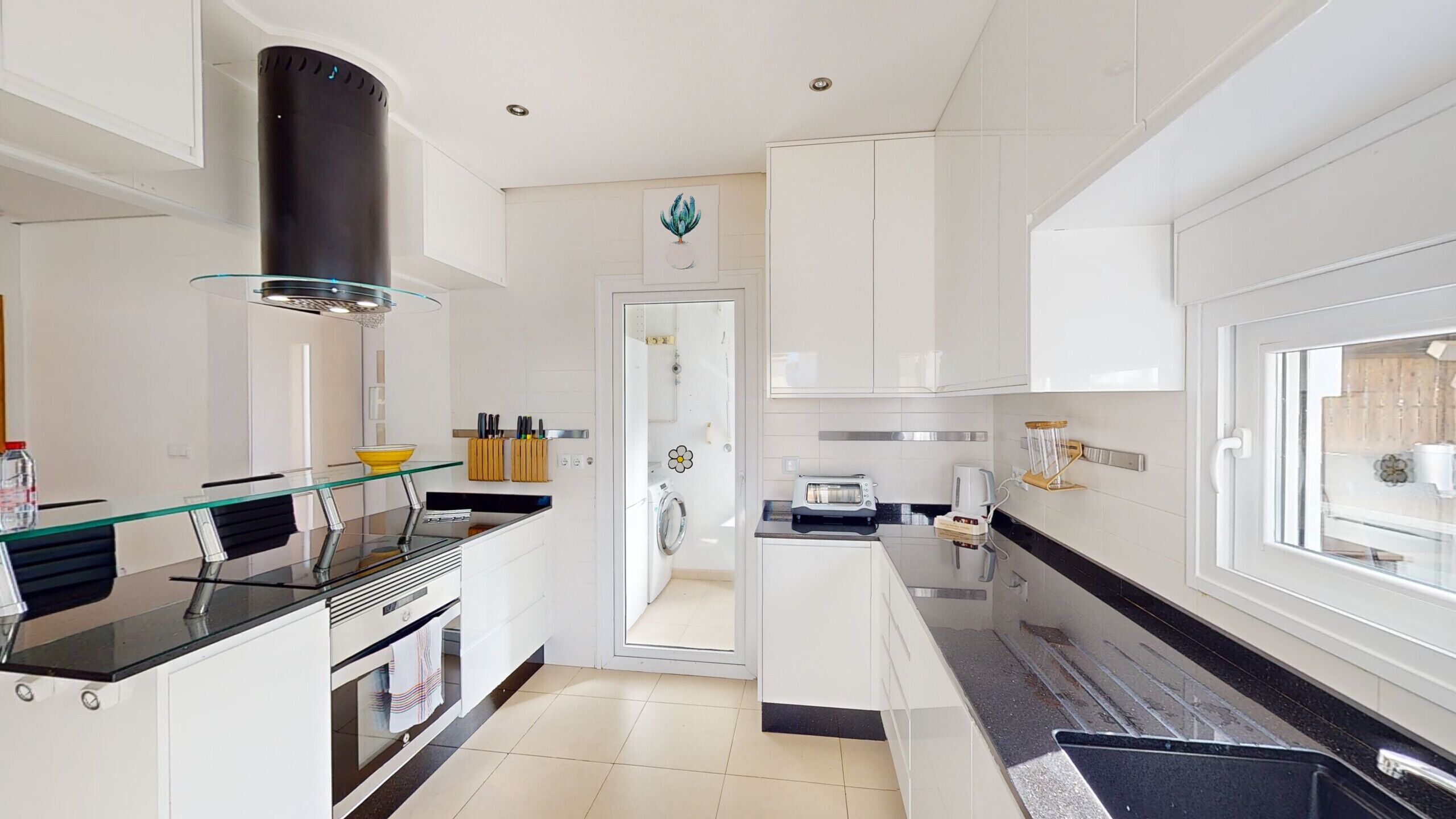 Een koelkast, een microgolfoven, een oven, een vaatwasser