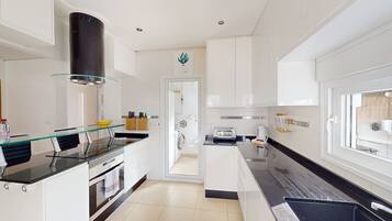 Een koelkast, een microgolfoven, een oven, een vaatwasser