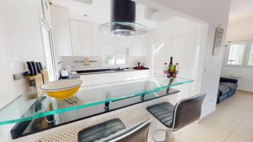 Een koelkast, een magnetron, een oven, een vaatwasser