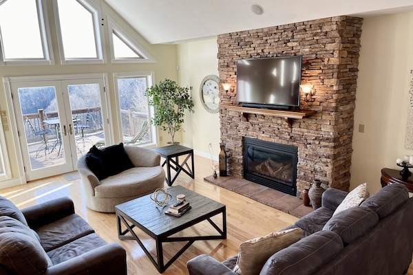 Beautiful open floorplan vaulted ceiling lake view great room.