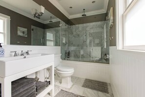 Combined shower/bathtub, hair dryer - Iconic Modern Farmhouse+walkable+views+BBQ (San Luis Obispo)