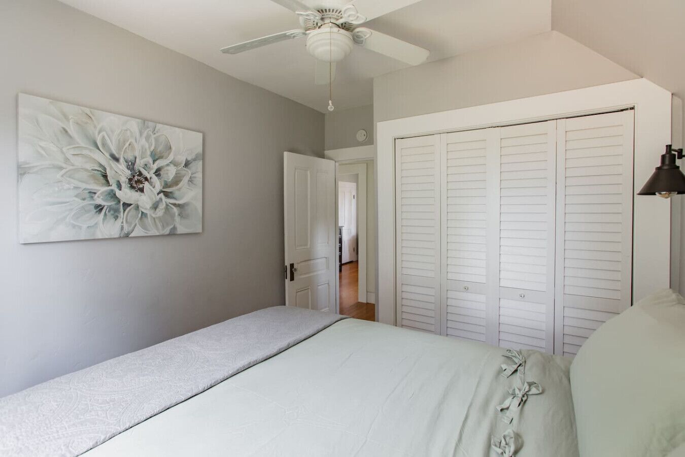 3 bedrooms, desk, iron/ironing board, travel cot