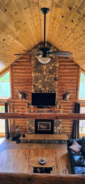 Smart TV, fireplace, DVD player, video library - Fischer’s Secret Cabin on Private lake (New Lisbon)