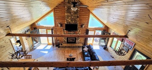 Fischer’s Secret Cabin on Private lake