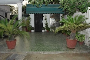 Villa | Property grounds - Remarkable 6-bedroom Farmhouse in South Delhi (New Delhi)