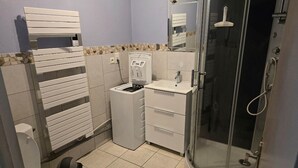 Een douche, een haardroger, handdoeken, zeep