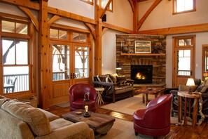 تلفزيون ذكي، مدفأة، ألعاب فيديو، مشغل دي في دي