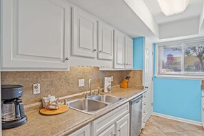 Fridge, microwave, oven, stovetop - Southbay by the Gulf, 3 BR, Pool out Front Door, Gas Grill, 5min walk to beach (Destin)