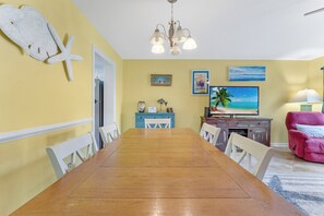 Dining - Southbay by the Gulf, 3 BR, Pool out Front Door, Gas Grill, 5min walk to beach (Destin)